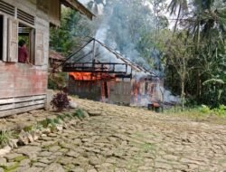 Sebuah Rumah Warga Seorang Duda Hangus Terbakar, Semua Barang-Barang Tidak Bisa Diselamatkan
